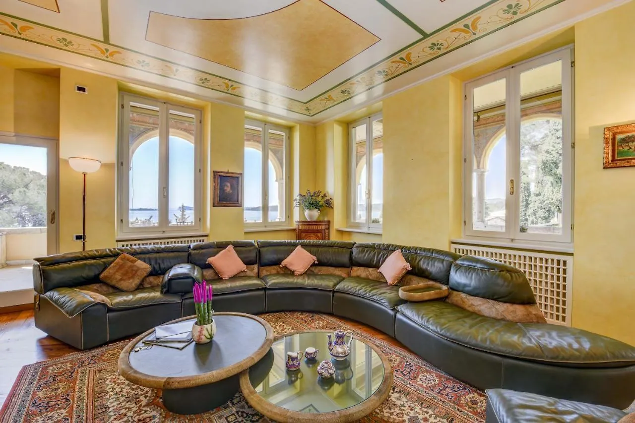 Daire Appartamento La Romantica - Lussuoso Appartamento In Villa Con Vista Lago Gardone Riviera İtalya