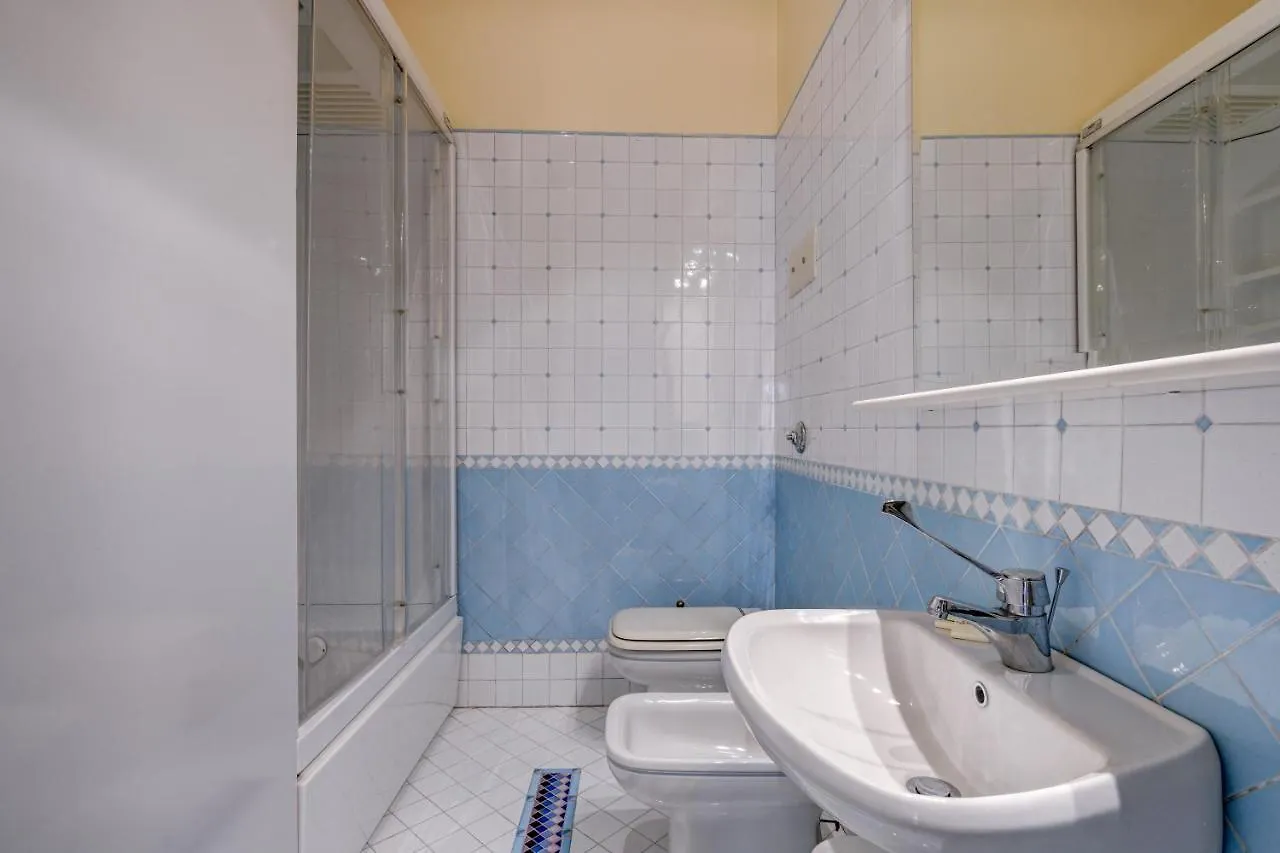 Daire Appartamento La Romantica - Lussuoso Appartamento In Villa Con Vista Lago Gardone Riviera İtalya